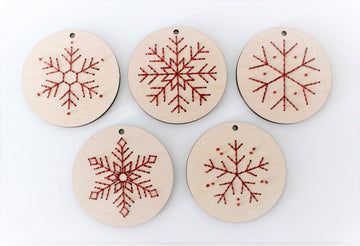 Christmas Ornament Embroidery Patterns, Embroidery Snowflake, Christmas Ornament Embroidery, Beginning Embroidery, Snowflake Christmas Ornaments, Wood Embroidery, Ornament Embroidery, Embroidery Ornaments, Snowflake Embroidery