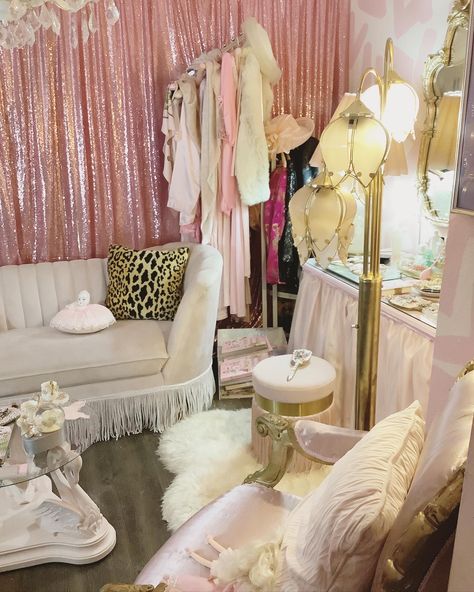 Tiffany Room Decor Ideas, 70s Dressing Room, 1920s Dressing Room, Regina George Room Aesthetic, Pastel Dressing Room, Old Hollywood Glam Room, Hollywood Glamour Room, Old Hollywood Room Aesthetic, Old Hollywood Room