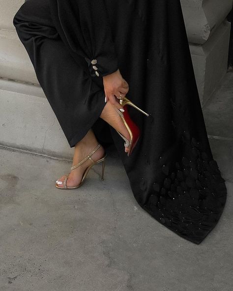 Abaya With Heels, Airport Meet, Arab Style, Friend Songs, Muslim Outfits Casual, Goth Nails, Pinterest Makeup, Girls Heels, Muslim Outfits