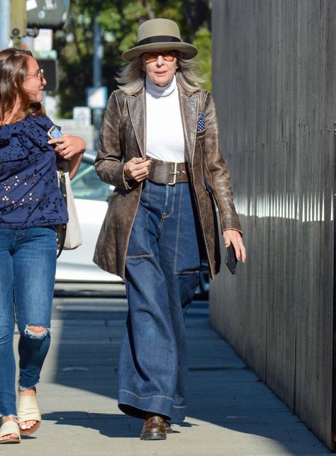 Diane Keaton Outfits, Dianne Keaton, Blue Flare Jeans, Diane Keaton, Advanced Style, Mode Inspo, Coco Chanel, Outfits Aesthetic, Instagram Fashion