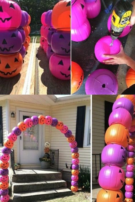 Diy Jack O Lantern, Diy Entrance, Jack O Lantern Diy, Plastic Pumpkins Bucket, Can Lanterns, Halloween Decor Diy, Pumpkin Bucket, Gingerbread House Decorations, Witch Diy