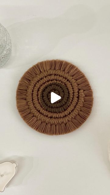 Macrame Cup Coaster Tutorial, Knot Coasters Diy, Diy Macrame Coasters Tutorial, Macrame Tea Coaster, Coaster Macrame Tutorial, Macrame Trivet Diy, Macrame Coasters Diy Tutorial Videos, Macrame Rug Diy, Macrame Cup Coaster