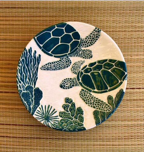 Clay Wall Plate, Turtle Ceramic Painting, Sea Turtle Ceramics, Ceramic Plate Design Ideas, Creative Pottery Painting, Scrafitto Ceramics Plates, Painting On Ceramic Plates, Pottery Painting Sea Theme, Turtle Pottery Painting