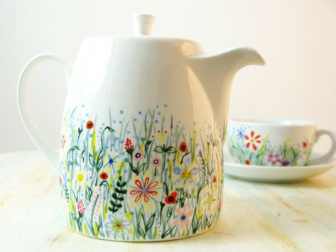 Pottery Painting Ideas, Painted Teapot, Painted Ceramics, Spring Meadow, Teapots And Cups, Porcelain Teapot, China Painting, Ceramic Teapots, Chocolate Pots