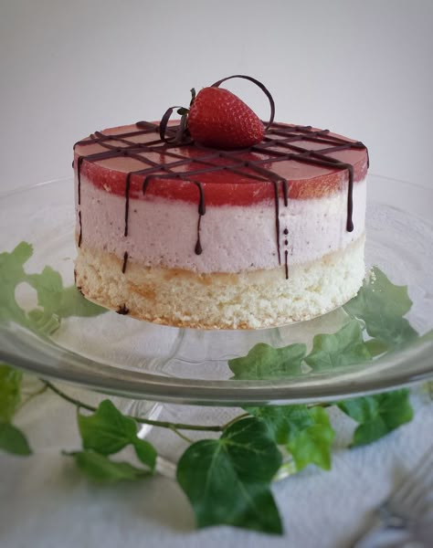 Strawberry Mousse Cake – Tiny Sweet Tooth Moose Cake, Strawberry Mousse Cake, Strawberry Mouse, Recipe Strawberry, Mousse Cakes, Strawberry Mousse, Never Had A Chance, Pan Sin Gluten, Cold Desserts