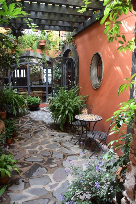 Mexican Style Homes, Mexican Garden, Hacienda Style Homes, Spanish Garden, Mexican Home Decor, Mexican Home, Hacienda Style, Spanish Style Homes, Mediterranean Garden