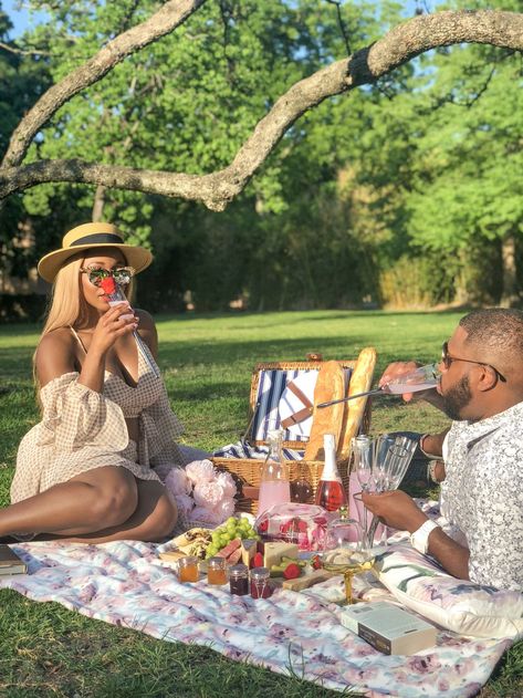 Image Credit – Pinterest Picnic Date Outfits, Picnic Photo Shoot, Picnic Pictures, Picnic Photography, Valentine Photo Shoot, Picnic Inspiration, Country Couples, Cute Date Ideas, Romantic Photos Couples