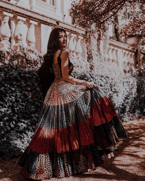 Photography Poses For Women Indian Wedding, Lehenga Photo Shoot Poses, Poses For Lehenga Shoot, Indian Wear Aesthetic Photoshoot, Photoshoot Ideas Indian Wear, Aesthetic Lengha Poses, Lehenga Aesthetic Photoshoot, Indian Aesthetic Dress, Lengha Photoshoot Poses