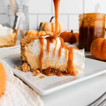 No Bake Pumpkin Mousse Pie with Salted Caramel - The Sage Apron Carmel Pumpkin Pie, Pumpkin Mousse Pie, Pumpkin Spice Desserts, Family Reunion Food, Friendsgiving Party Ideas, Fall Recipe Ideas, Vegan Pumpkin Bread, Easy Pumpkin Dessert, Pumpkin Crunch Cake