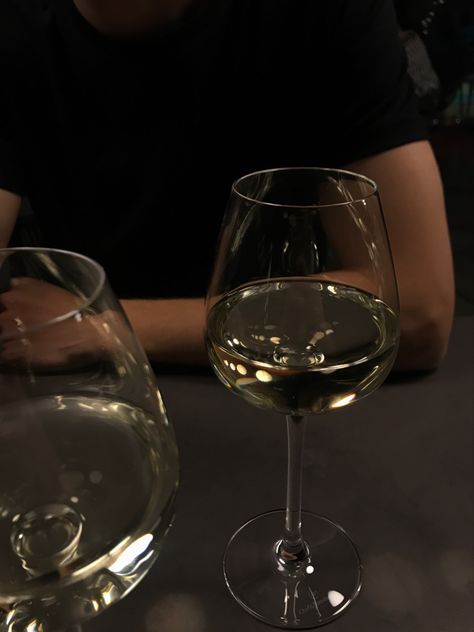 Wine Date, Estilo Kate Middleton, Alcohol Aesthetic, Badass Aesthetic, Wine Night, Pretty Drinks, Look At The Stars, Creative Instagram Stories, Instagram Life