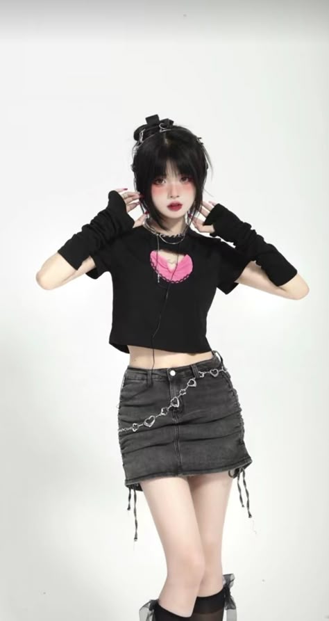 Cybercore / aesthetic / purple / pink / alternative / japanese / korean / chinese / pink bag / emo / cute girl / arm warmers Cybercore Clothes, Arm Warmers Outfit, Asian Punk, Gorpcore Outfit, Fashion Y2k, 90s Streetwear, Other Outfits, Female Poses, Warm Outfits