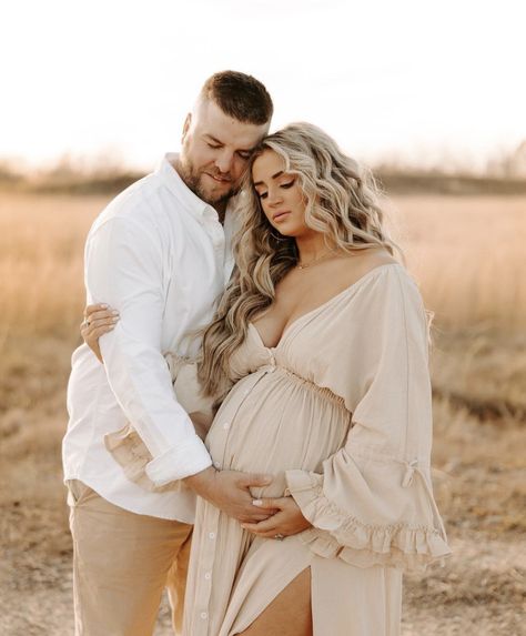 Maternity Photos Hairstyles, Baby Pictures Poses, Boho Maternity Photos, Maternity Photography Outfits, Bump Pics, Maternity Photography Poses Outdoors, Outdoor Maternity Photos, Maternity Photo Outfits, Pregnancy Pictures