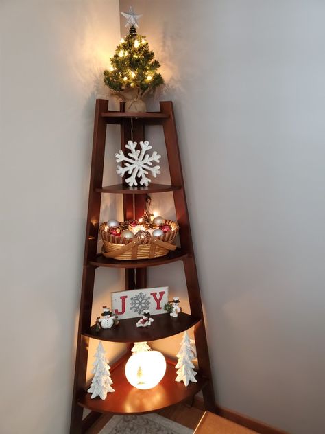 Christmas Corner Shelf Decor Ideas, Corner Shelf Christmas Decor, Corner Shelf Decor, Diy Corner Shelf, Christmas Core, Corner Christmas Tree, Christmas Bookshelf, Corner Shelf Ideas, Diy Ladder