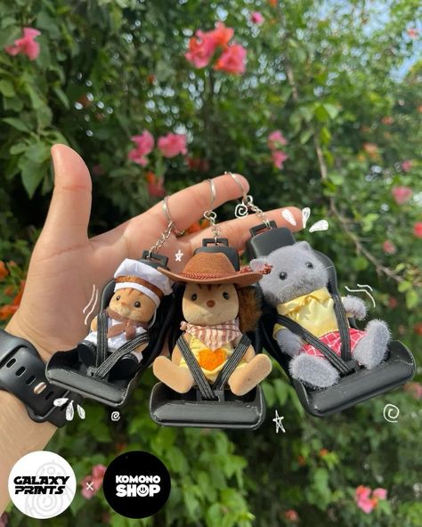 Calico Critter Accessories Diy, Sylvanian Families Keychain, Calico Critters Diy, Calico Critters Aesthetic, Car Keychain Aesthetic, Toys Aesthetic, Calico Critters Families, Calico Critter, Sylvanian Family