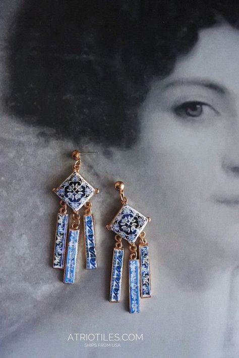 Portuguese Azulejos, Bijoux Art Nouveau, Broken China Jewelry, Clay Jewelry Diy, Ceramic Jewelry, Bijoux Diy, Pretty Jewellery, Polymer Clay Jewelry, Clay Jewelry