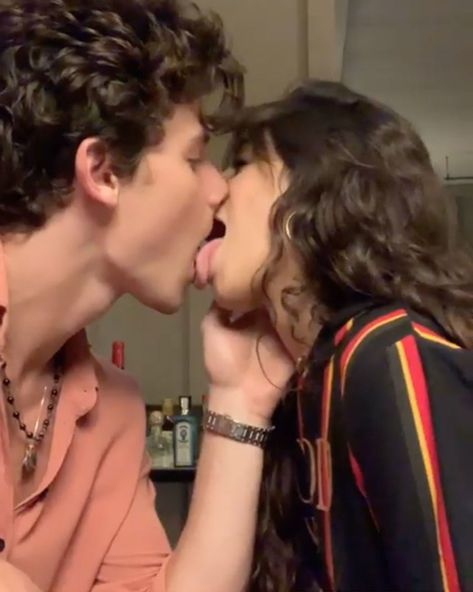 Shawn Mendes Kissing, Shawn Camila, Shawn Mendes Girlfriend, Cabello Hair, Romantic Kiss, Romantic Videos Couples, Kissing Couples, Cute Couples Kissing, Couple Aesthetic