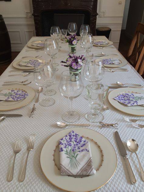 Provence lavender Informal french table setting for 8 ; French Table Setting, Folded Napkins, Provence Lavender, Entertaining Food, Paris Vacation, French Table, Table Setting Ideas, French Culture, Table Set Up