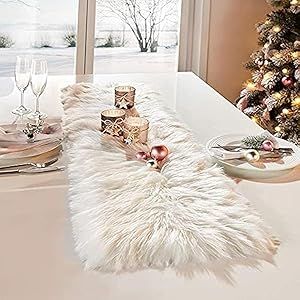 Glam Living Room Ideas, Pink Christmas Ideas, White Holiday Party, Fur Table, Table Set Ups, Office Christmas Decor, Winter Party Ideas, Modern Table Runner, Pagan Christmas