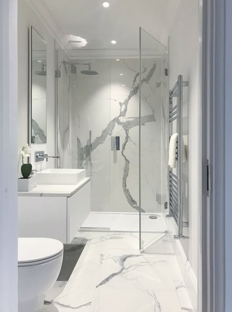 Makeover Kamar Mandi, White Marble Bathrooms, Marble Tile Bathroom, Bilik Air, Bathroom Inspiration Modern, Washroom Design, Small Bathroom Makeover, Bathroom Redesign, Diy Bathroom Remodel