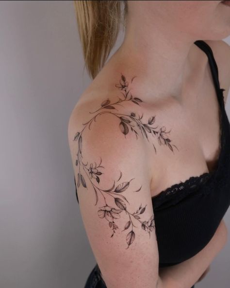 Thigh Tattoos Women Floral, Cloud Shoulder Tattoo, Botanisches Tattoo, Tattoo Dream, Feminine Shoulder Tattoos, Front Shoulder Tattoos, Floral Tattoo Shoulder, Wrap Tattoo, Flower Tattoo Shoulder