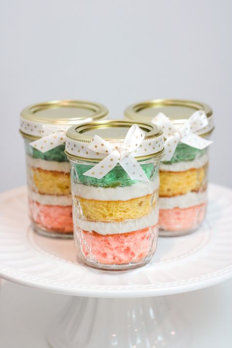 Jar Treats Ideas, Jar Cake Packing Ideas, Cake Parfait Packaging, Cake In Jar Ideas, Mini Cake Container Ideas, Easter Cake Jars, Stable Frosting, Easter Trifle, Cake Parfait