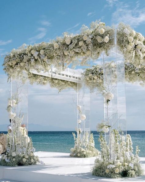 Garden Wedding Chuppah, Dream Wedding Ideas Decoration, Beach Luxury Wedding, Glass Isle Wedding, Wedding By The Ocean, Cool Wedding Venues, Huppah Wedding Outdoor, Wedding In Beach, Wedding Arch Ideas Outdoor