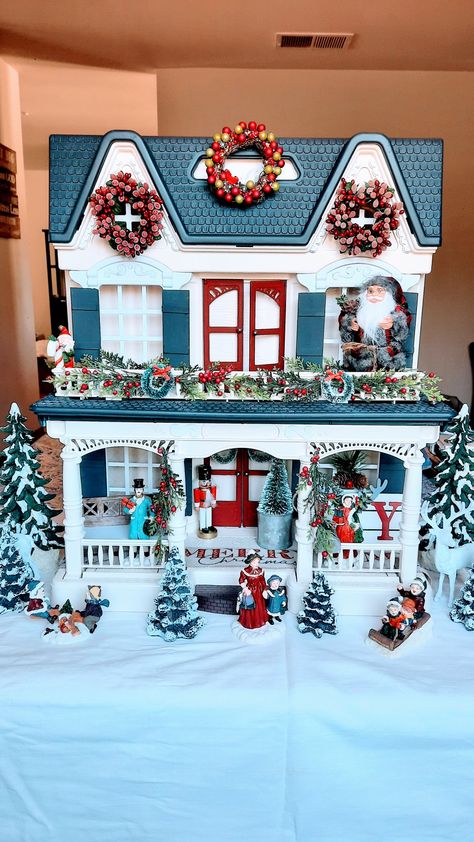 Doll House Into Christmas House, Christmas Doll House Ideas, Christmas Dollhouse Exterior, Christmas Dollhouse Makeover, Doll House Gingerbread House, Christmas Doll House Diy, Fisher Price Dollhouse Makeover, Christmas Dolls House, Christmas Dollhouse Diy