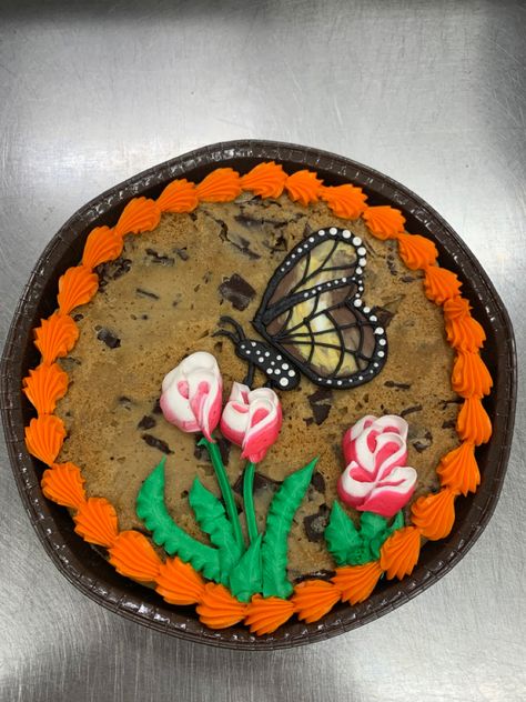 Spring Cookie Cake Designs, Spring Cookie Cake, Summer Cookie Cake, Cute Cookie Cake Designs, Cookie Cakes Decorated, Bakery Cake Ideas, Spring Cake Ideas, Cookie Cake Ideas, Wilton Decorating Tips