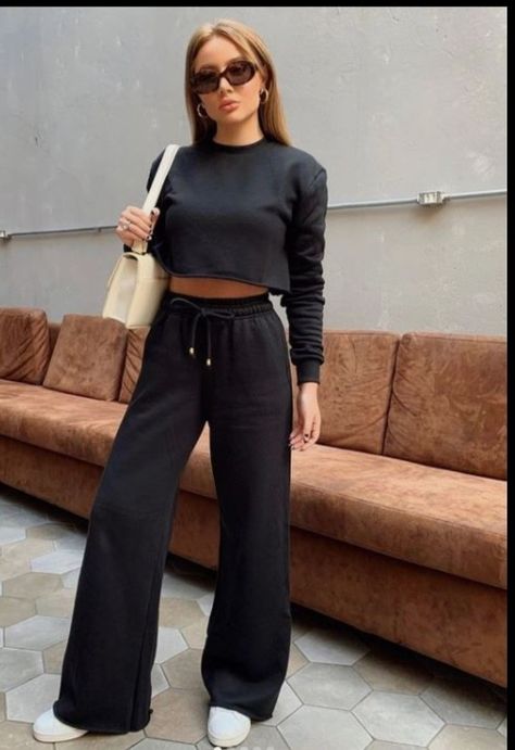 Nanny Outfit, Lounge Trousers, Girls Fashion Tops, Tracksuit Outfit, Casual Outfit Inspiration, Joggers Outfit, Sweat Set, Athleisure Outfits, Airport Outfit