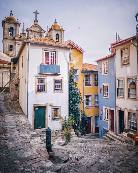 Portugal Porto, House Sketch, Visit Portugal, Cute House, Porto Portugal, Urban Sketching, Old Buildings, Street Scenes, Urban Landscape