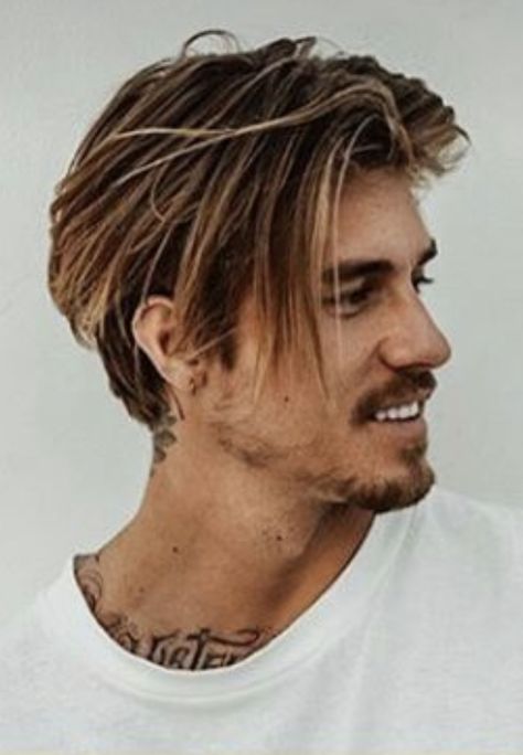 Mens Medium Undercut, Highlighted Mens Hair, Men’s Highlights On Dark Hair, Medium Undercut Men, Mens Brown Hair With Blonde Highlights, Medium Length Undercut Men, Men Long Hair Highlights, Men’s Balayage, Highlights On Mens Hair