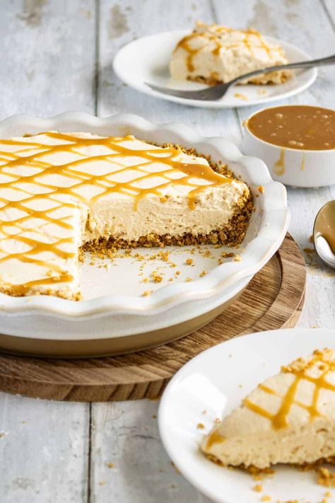 Easy Caramel Pie - Simply Scrumptious Eats Easy Caramel Pie, Salted Caramel Pie Recipe, Caramel Pie Recipe, Salted Caramel Pie, Cool Whip Pies, Pecan Pie Cake, Pastry Cream Recipe, Caramel Pie, Baked Caramel