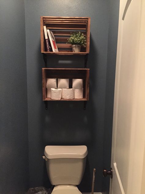 Shelves made out of crates ! Cheap and easy Diy Over Toilet Storage, Toilet Bookshelf, Crate Shelf Ideas, Wood Crate Shelves, Crate Shelf, Farmhouse Guest Bedroom, House Must Haves, Shelves Above Toilet, Above Toilet