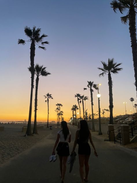 #summer #sunset #huntingtonbeach #beach #california Hungtinton Beach California, Huntington Beach California Aesthetic, Nyc Photo Ideas, Beach House Aesthetic, California Beach House, Cali Trip, California House, Huntington Beach California, House Aesthetic