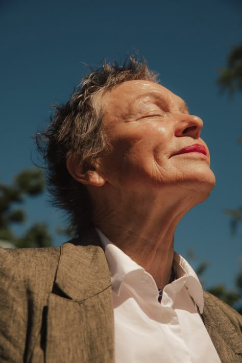 Laurie Anderson on climate change, misogyny, and learning to say no — Friends of Friends / Freunde von Freunden Art Basel Hong Kong, Laurie Anderson, 얼굴 드로잉, Lou Reed, Learning To Say No, Aging Gracefully, 인물 사진, Make Art, Electronic Music