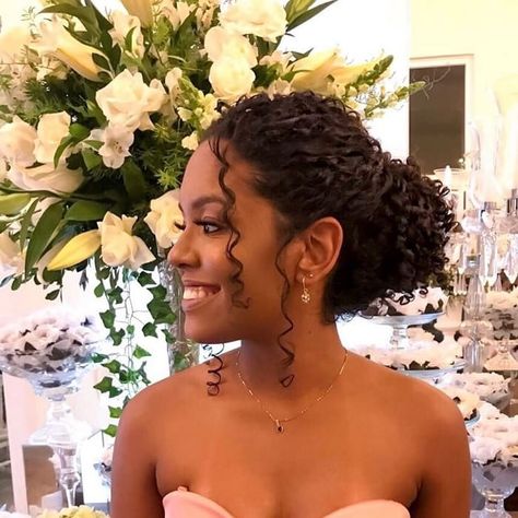 Chic Bride Hairstyles, Curly Hair Wedding Black Women, Black Curly Bridal Hairstyles, Curly Updos For Black Women, Curly Updo Hairstyles For Black Women Wedding, Wedding Styles For Natural Hair, Curly Updos For Wedding, Bridesmaids Curly Hairstyles, Updo Styles For Curly Hair