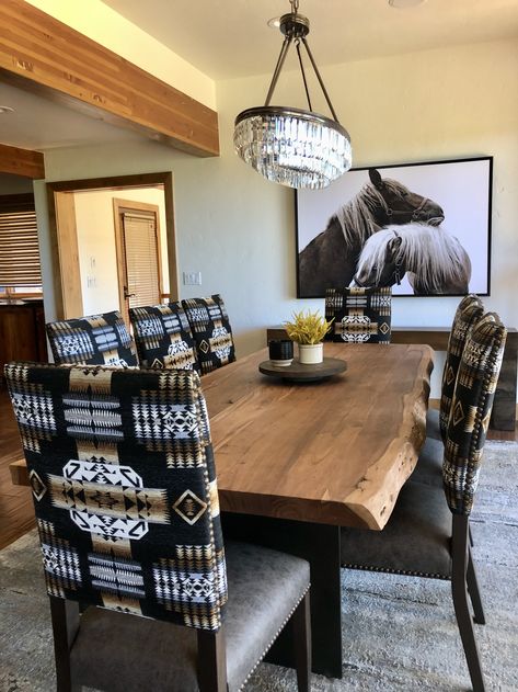 Modern Ranch Home Decor, Western Dining Room Ideas, Western Christmas Ideas, Barndo Decor, Southwest Dining Room, Western Dining Table, Barndo Kitchen, Western Dining Room, Southwestern House