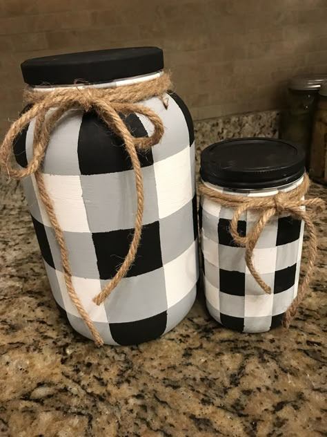 Mason Jar Money Gift, Pickel Jar Decor, Large Pickle Jar Crafts, Diy Jar Painting Ideas, Diy Painted Jars, How To Paint A Glass Jar, Wood Mason Jar Painting Ideas, Jar Painting Aesthetic, Cute Mason Jar Painting Ideas