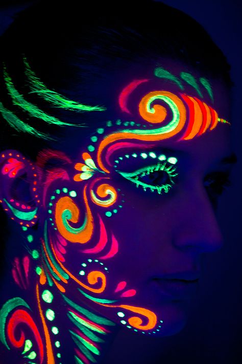 Pintura Facial Neon, Uv Body Painting, Glow Face Paint, Uv Face Paint, Neon Face Paint, Glow Paint, Neon Makeup, Neon Painting, Dark Makeup