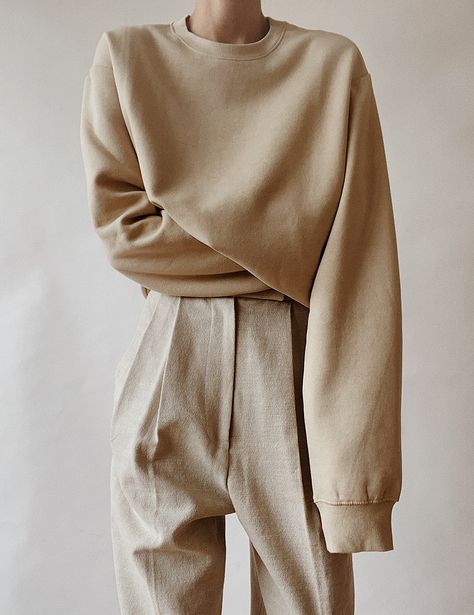 Les Beiges | MODEDAMOUR Nude Clothes Aesthetic, Beige Sweatshirt Outfit, Beige Aesthetic Clothes, Beige Fashion Aesthetic, Beige Clothes, Beige Clothing, Beige Fashion, Beige Sweatshirt, Oversized Fashion