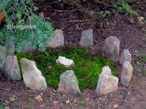 Moss Crystal, Witchy Garden, Moderne Have, Witch Garden, Fairy Furniture, Faeries Gardens, Fairy Garden Houses, Diy Fairy, Magical Garden