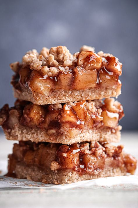 Apple Crumb Bars, Apple Pie Pops, Apple Pie Bars Recipe, Apple Crumble Bars, Pecan Crumble, Salted Caramel Apple Pie, Crumb Bars, Pie Bar Recipes, Apple Pie Bars