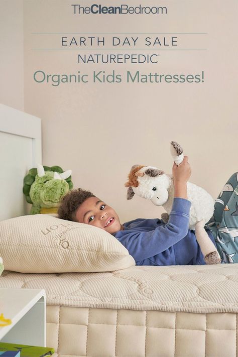 Child with stuffed animal leaning back on a fluffy pillow Organic Mattress, Cute Powerpoint Templates, Toddler Potty Training, Kids Mattress, Latex Pillow, Full Size Mattress, Our Earth, Design Posters, Healthy Sleep