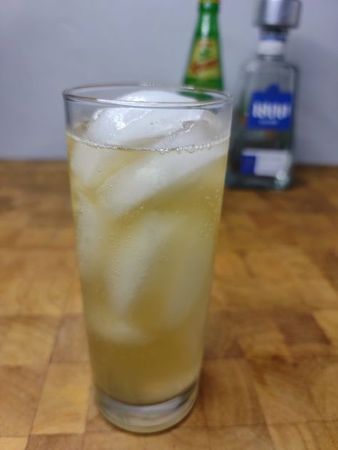 The tequila and squirt soda is a refreshing, fizzy two ingredient cocktail. The highlight is the grapefruit taste. Tequila And Squirt, Brandy Cocktails, Cocktail Shots, Two Ingredient, Best Tequila, Chocolate Martini, Grapefruit Soda, Rum Cocktails, Baileys Irish Cream