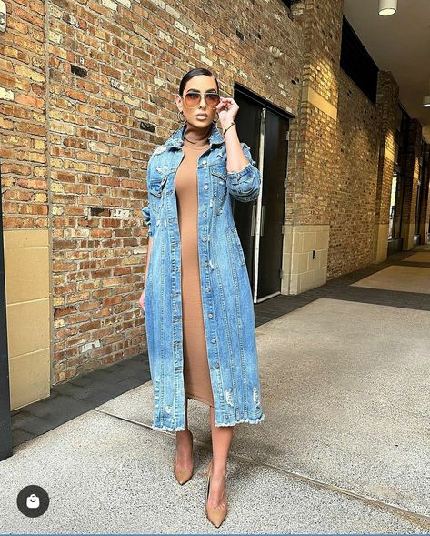 Celebration Dinner Outfit, Long Jean Jacket Outfits Black Women, Long Dress With Jean Jacket, Long Denim Dress Outfit Ideas, Jean Coat Outfit, Long Jean Jacket Outfits, Long Denim Jacket Outfit, Denim Trench Coat Outfit, Denim Long Jacket