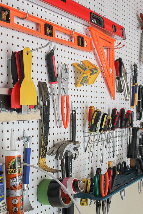 Holiday Organization Storage, Pegboard Garage, Garage Organization Systems, Pegboard Wall, Garage Organizer, Garage Storage Inspiration, Plan Garage, Peg Boards, Garage Organization Tips