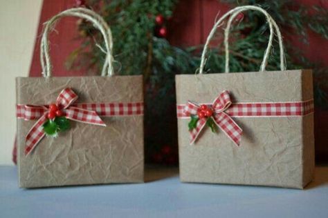 Decorated Gift Bags, Gift Bags Diy, Small Christmas Gifts, Gift Wrapping Inspiration, Gifts Wrapping Diy, Pola Sulam, Country Gifts, Creative Gift Wrapping, Small Gift Bags