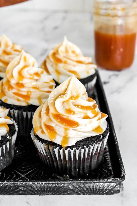 These Salted Caramel Chocolate Cupcakes are a recipe you're going to want to try! Moist chocolate cupcakes are topped with a luscious caramel frosting and drizzled with extra  homemade caramel sauce. Cupcakes With Caramel Filling, Good Dessert Recipes, Salted Caramel Buttercream Frosting, Quick Party Desserts, Cupcakes With Caramel, Easy Salted Caramel, Caramel Buttercream Frosting, Salted Caramel Buttercream, Chocolate Fudge Cookies