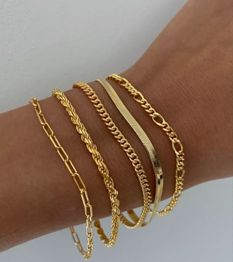 @sixtystax on ig Gold Vermeil Bracelet, Gold Rings And Bracelets, Layered Gold Bracelets, Stacked Gold Bracelets, Beyoncé Casual, Bracelet En Or, Bracelet Stack Ideas Gold, Gold Stacked Bracelets, Gold Braclate