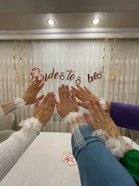 Indian Bridal Shower Decorations, Bride To Be Indian Party, Bridal Shower Poses Photo Ideas, Bride To Be Theme Ideas, Bridal Shower Decorations Ideas Classy, Bride To Be Dress Ideas, Bride To Be Decoration Ideas At Home, Bride To Be Party Decoration Ideas, Team Bride Ideas